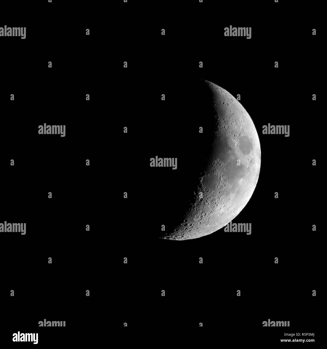 Luna crescente visto con telescopio Foto Stock