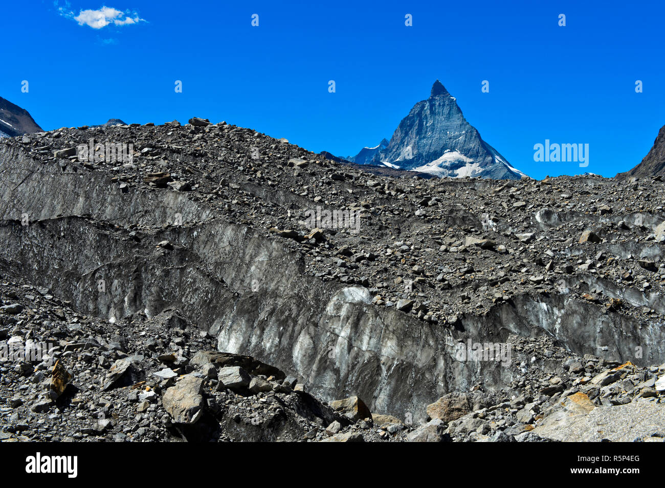Ghiaioni e macerie coprire il Gorner ghiacciaio il Matterhorn dietro, Zermatt, Vallese, Svizzera Foto Stock