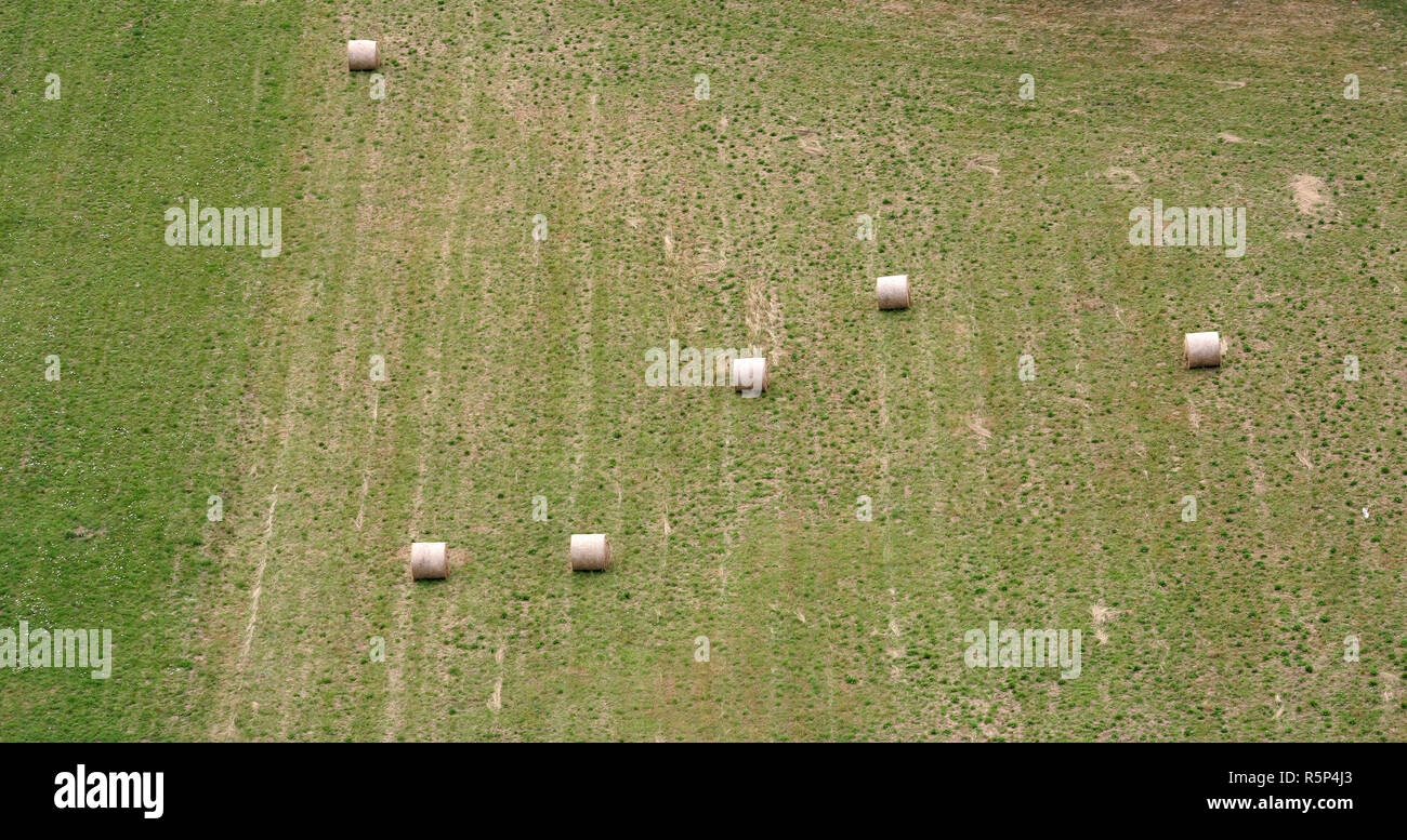 Vista aerea Haystacks sui campi di raccolto in estate, Zdencina, Croazia Foto Stock