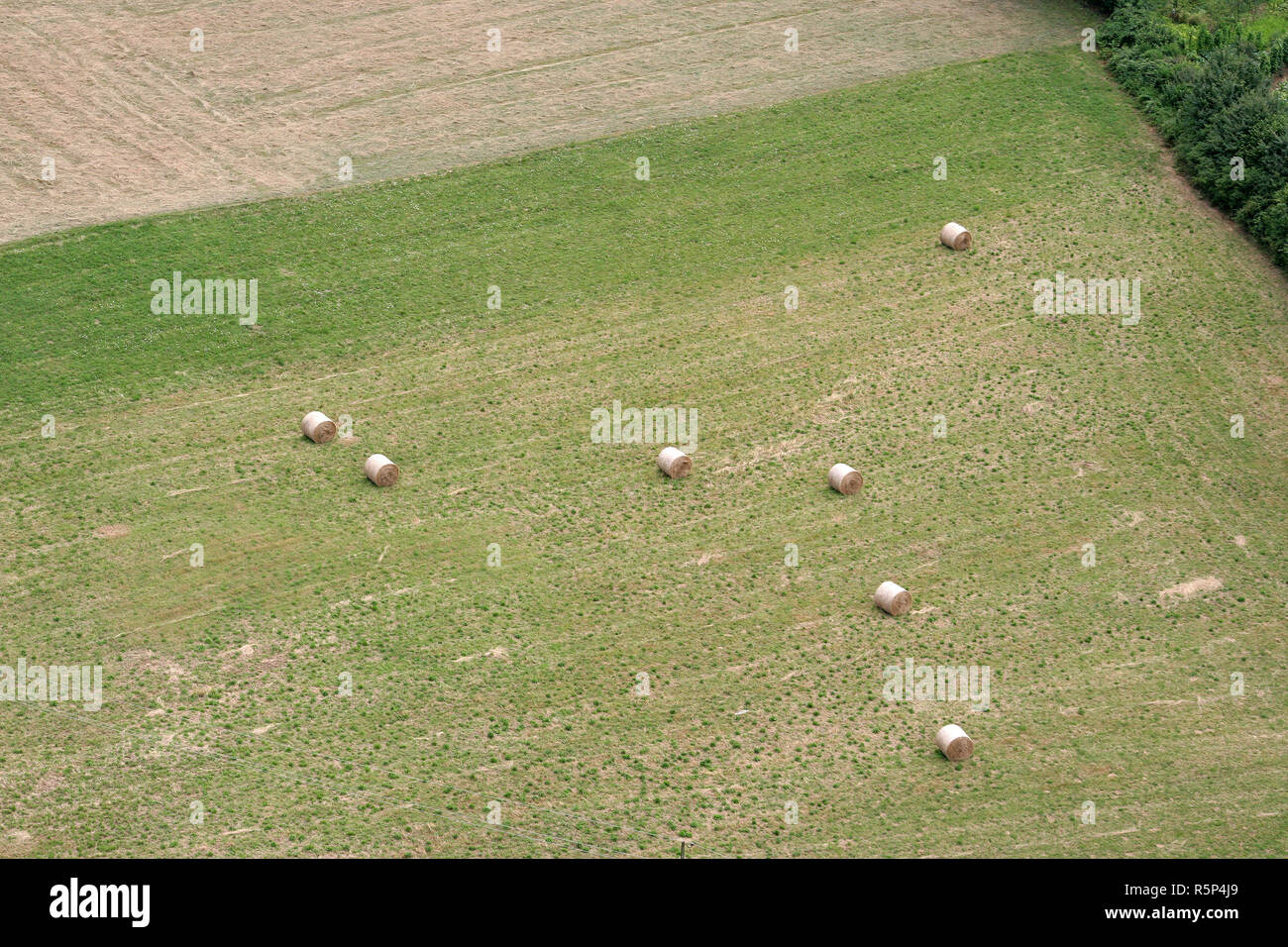 Vista aerea Haystacks sui campi di raccolto in estate, Zdencina, Croazia Foto Stock