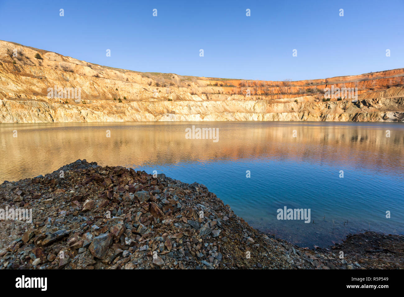 Nella parte inferiore delle miniere abbandonate il cratere con acqua vicino Tsar Asen villaggio in Bulgaria Foto Stock