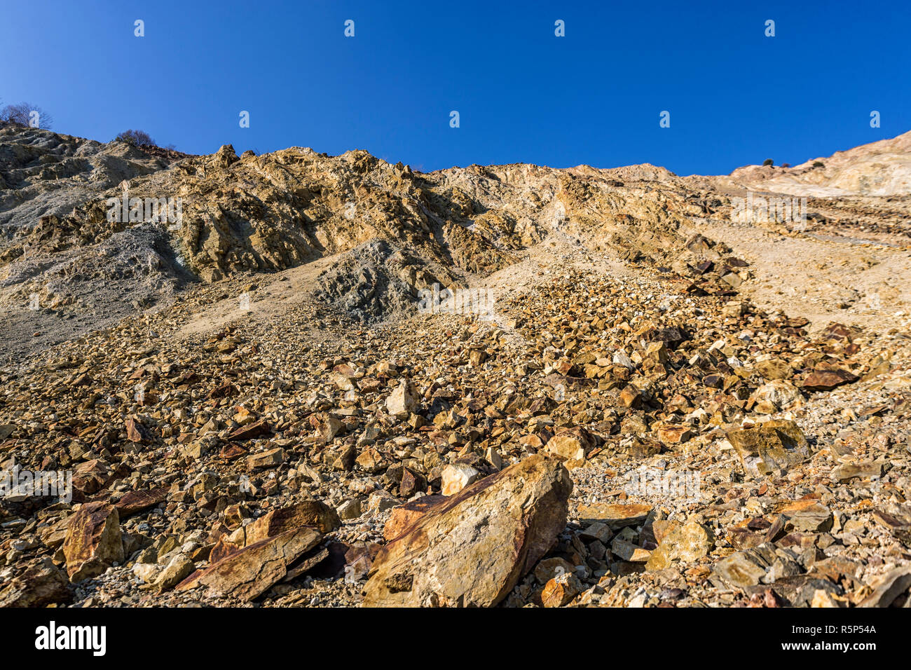 Nella parte inferiore delle miniere abbandonate il cratere con acqua vicino Tsar Asen villaggio in Bulgaria Foto Stock