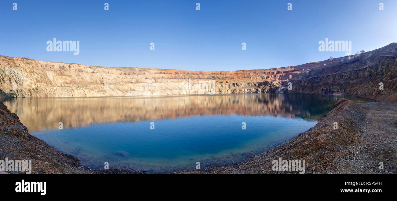 Panorama di una miniera abbandonata pozzo vicino Tsar Asen village, Bulgaria Foto Stock