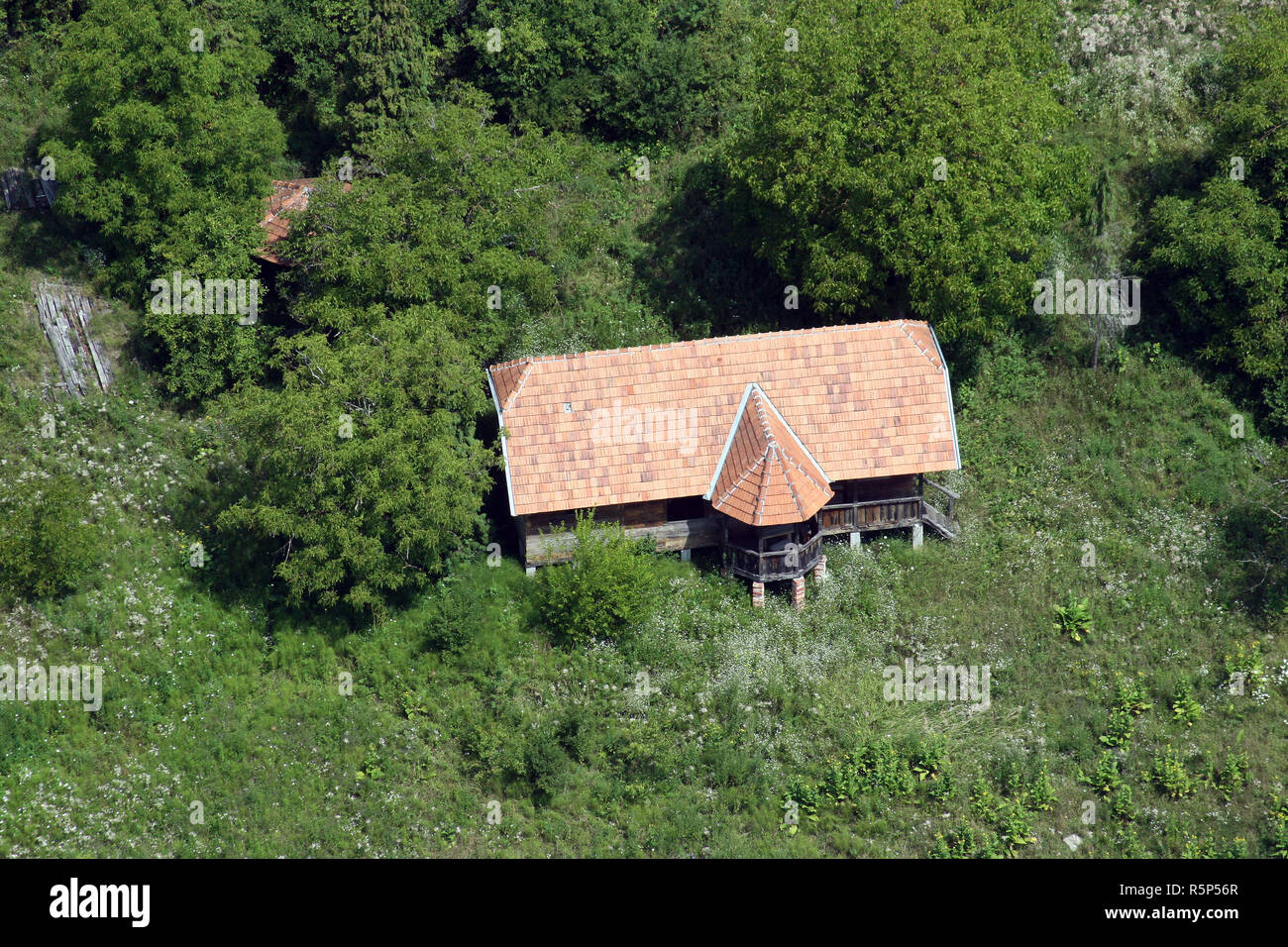 Una vecchia casa colonica sul bordo della foresta nei pressi di Ozalj, Croazia Foto Stock