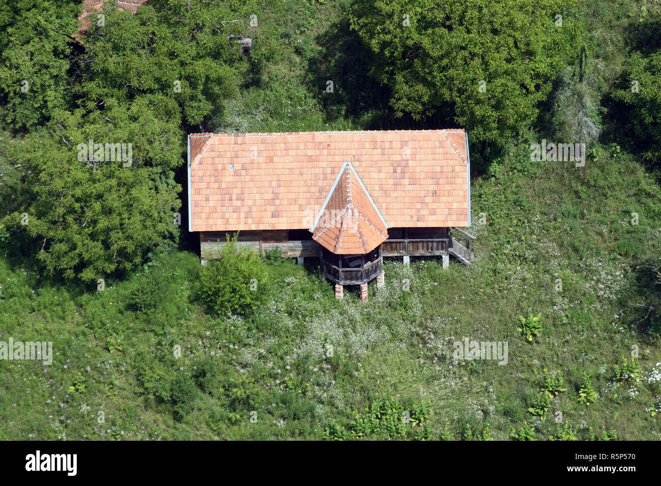 Una vecchia casa colonica sul bordo della foresta nei pressi di Ozalj, Croazia Foto Stock