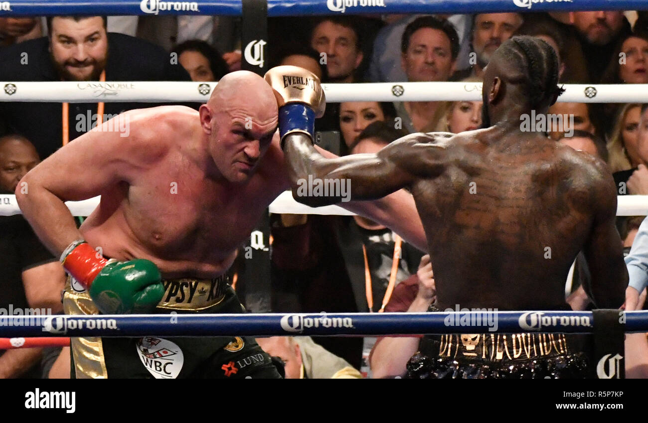 Los Angeles, California, USA. Il 1 dicembre del 2018. (In linee di colore) Deontay Wilder va 12 tornate con il Tyson Fury presso il centro di fiocco sabato. La lotta è stata disegnare tra entrambi i combattenti dai giudici rigature . Los Angeles, CA. Dicembre 1, 2018.Foto da Gene Blevins/ZumaPress. Credit: Gene Blevins/ZUMA filo/Alamy Live News Credito: ZUMA Press, Inc./Alamy Live News Foto Stock