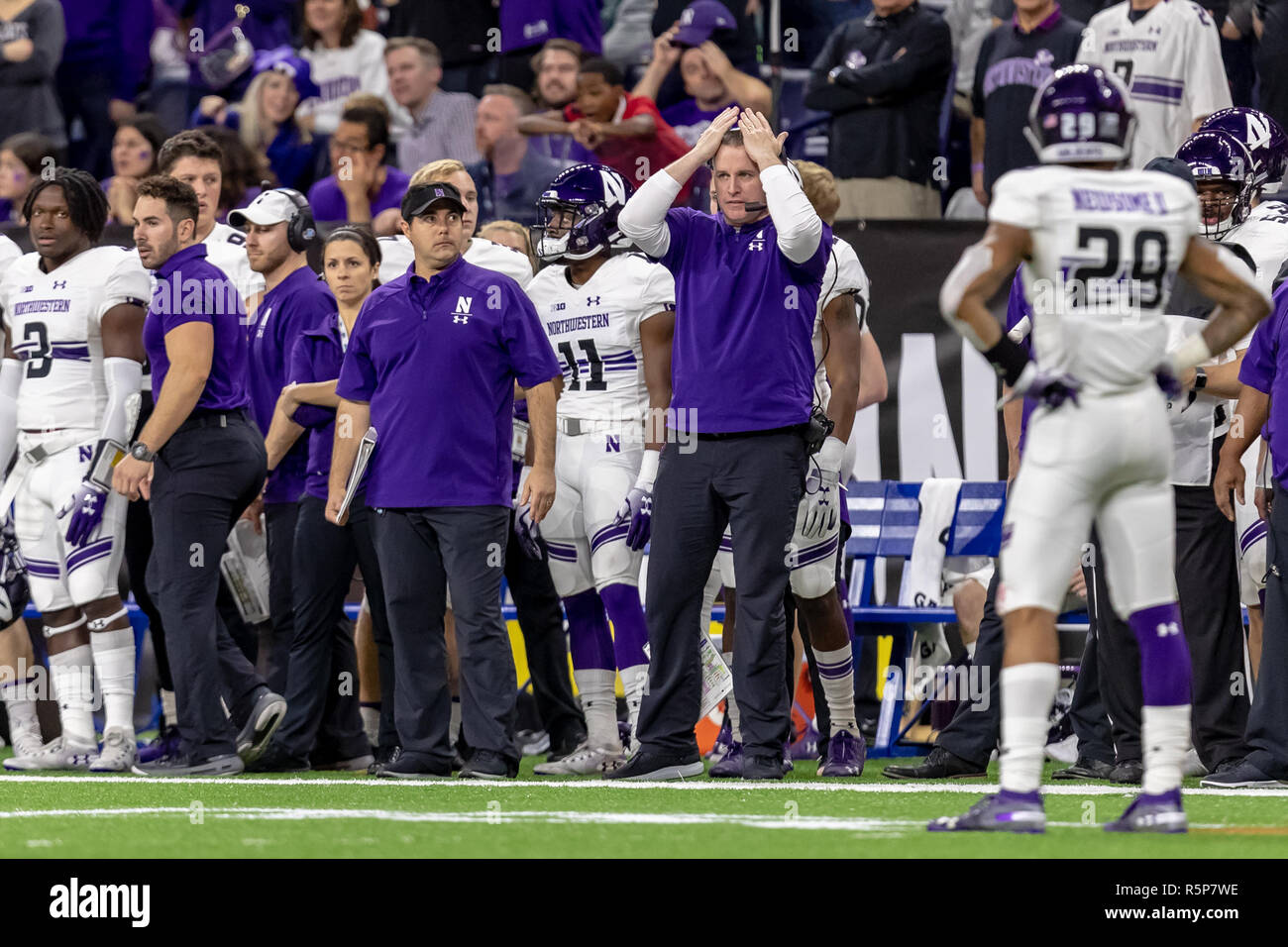Indianapolis NEGLI STATI UNITI. 1 dicembre, 2018. Northwestern Wildcats head coach Pat Fitzgerald reagisce nel 2018 Big dieci partita di campionato tra la Northwestern Wildcats e la Ohio State Buckeyes su dicembre 01, 2018 a Lucas Oil Stadium di Indianapolis, IN. Adam Lacy/CSM/Alamy Live News Foto Stock