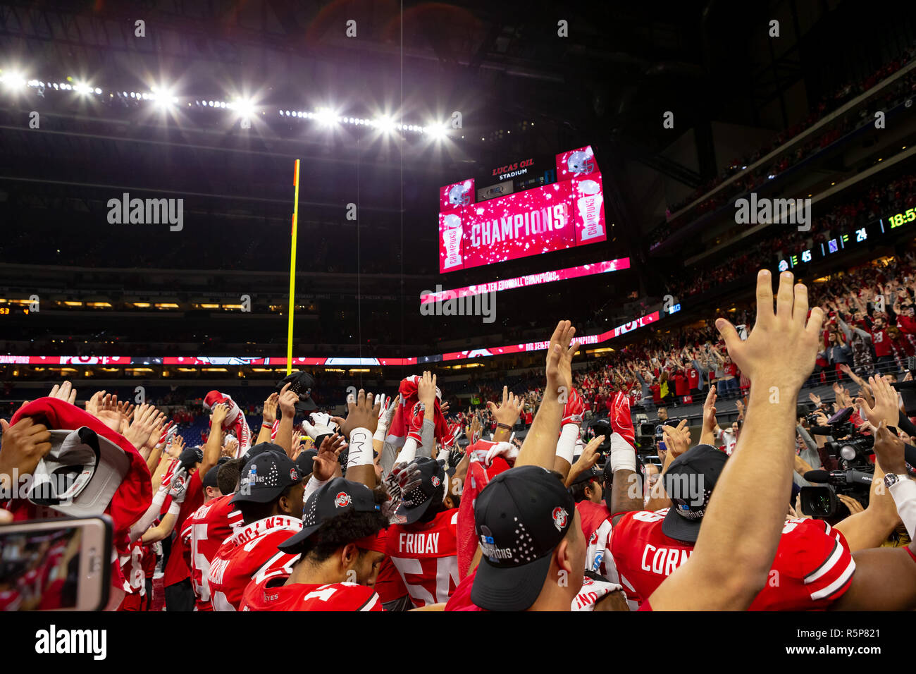 Indianapolis NEGLI STATI UNITI. 1 dicembre, 2018. Ohio State Buckeyes cantare Carmen Ohio dopo la vittoria del 2018 Big dieci partita di campionato tra la Northwestern Wildcats e la Ohio State Buckeyes su dicembre 01, 2018 a Lucas Oil Stadium di Indianapolis, IN. Adam Lacy/CSM/Alamy Live News Foto Stock