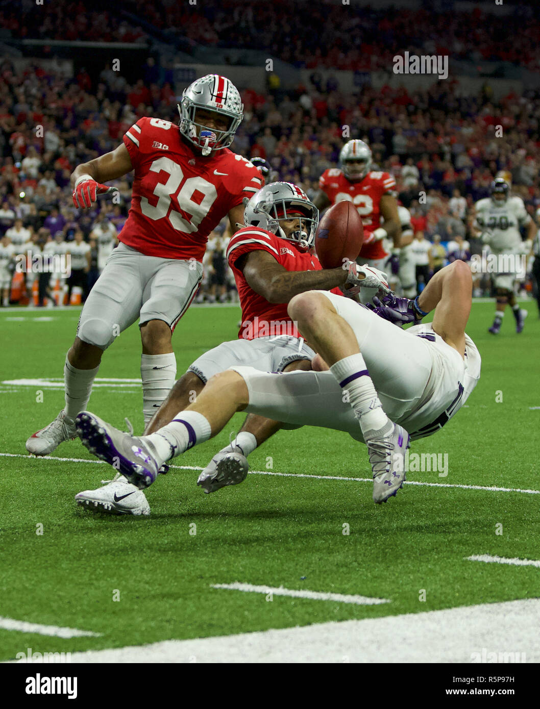 Indianapolis, Indiana, Stati Uniti d'America. 1 dicembre, 2018. Ohio State Buckeyes giocatore difensivo rip a sfera allentato dal Northwestern Wildcats wide receiver Charlie Fessler (5), chiamata iniziale era fumble recuperato da Ohio State Buckeyes, chiamata ribaltata dalla riproduzione all'NCAA Big Ten campionato partita di calcio tra la Northwestern Wildcats & Ohio State Buckeyes a Lucas Oil Stadium di Indianapolis, Indiana. JP Waldron/Cal Sport Media/Alamy Live News Foto Stock