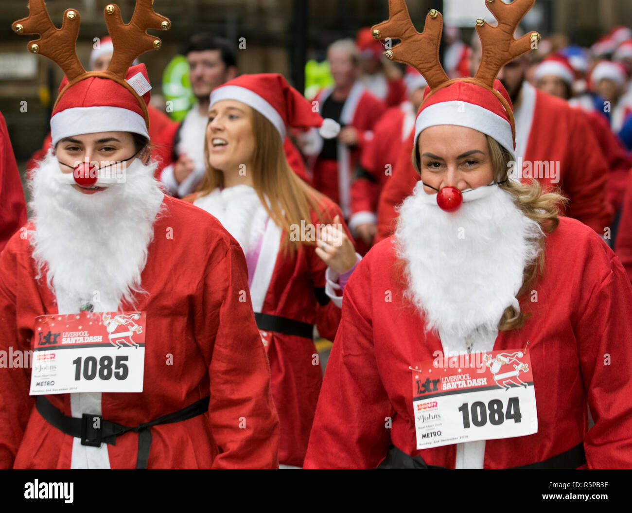 Liverpool, Merseyside, Regno Unito. 2 Novembre 2018. BTR Liverpool Santa Dash. I cittadini di Merseyside festeggiano il ritorno della più grande corsa festiva del Regno Unito, la 5K. L'evento festivo ha continuato a crescere con la partecipazione di 10,000 runner, Red, Blue Santas quest'anno. Il percorso ha preso le sante Santas attraverso il centro della città, prima che hanno attraversato la linea di arrivo fuori del Municipio, dove sono stati accolti da una miriade di personaggi festosi. Credit:MediaWorldImages/AlamyLiveNews. Foto Stock