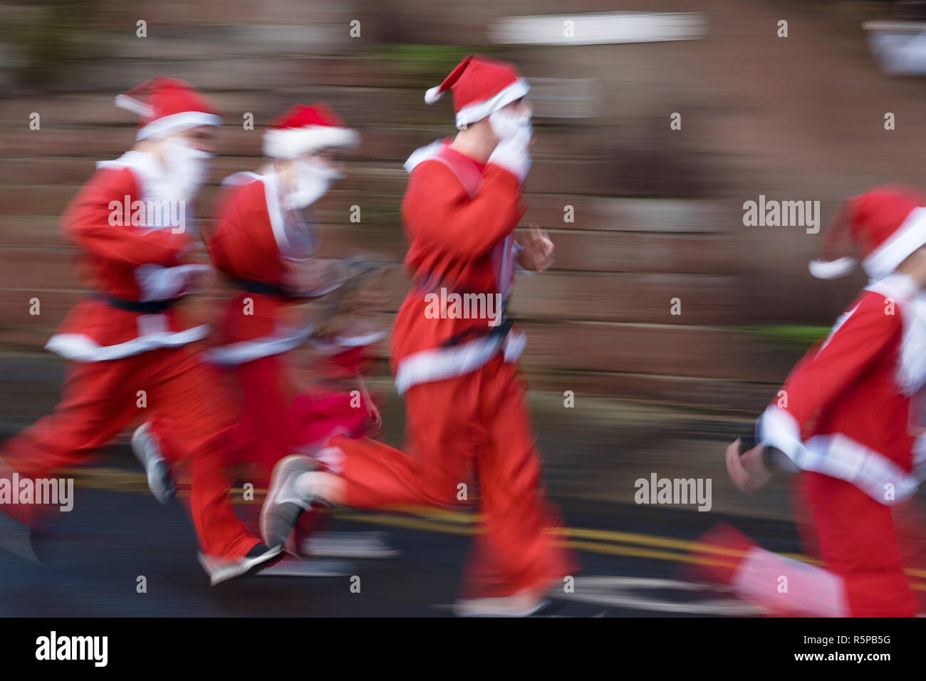 Chester, Regno Unito. 2° dicembre 2018. Corridori che prenderanno parte all'annuale Santa Dash attraverso il centro della città strade. Credito: Andrew Paterson/Alamy Live News Foto Stock