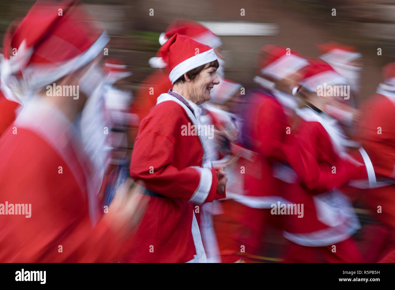 Chester, Regno Unito. 2° dicembre 2018. Corridori che prenderanno parte all'annuale Santa Dash attraverso il centro della città strade. Credito: Andrew Paterson/Alamy Live News Foto Stock