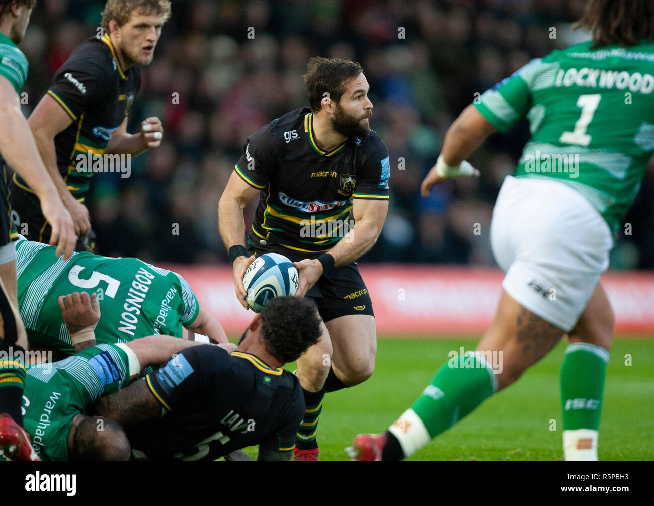 Northampton, Regno Unito. Il 1 dicembre 2018. Cobus Reinach di Northampton santi passa la palla durante la Premiership Gallagher partita di rugby tra Northampton santi e Newcastle Falcons. Andrew Taylor/Alamy Live News Foto Stock