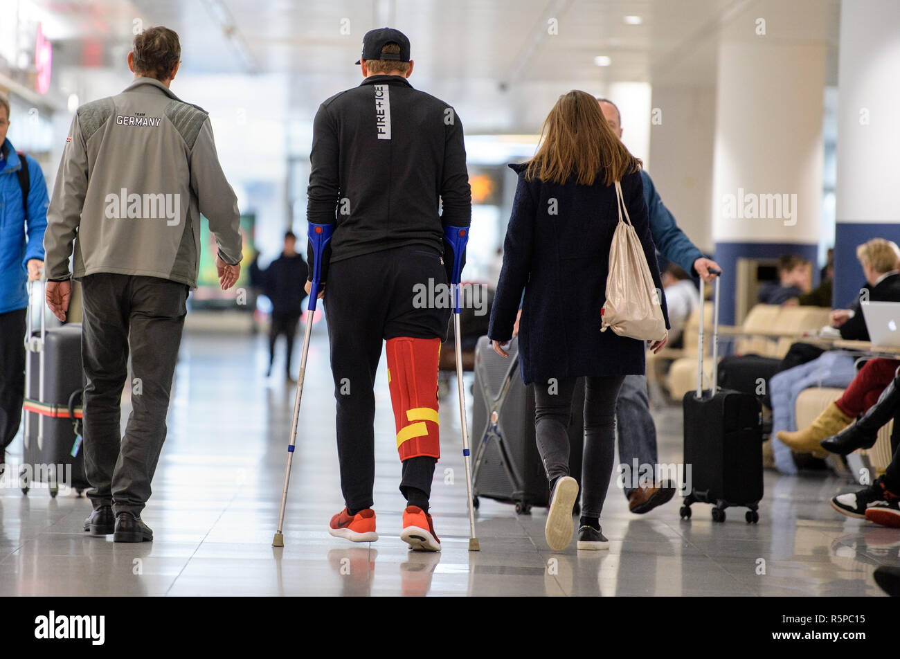 02 dicembre 2018, Baviera München: Ski racer Thomas Dreßen (M) arriva all'aeroporto in Beaver Creek dopo la sua caduta pesante sulla discesa. Dreßen aveva strappato entrambi i legamenti crociati e ferito suo spallamento in un grave incidente in Beaver Creek. Foto: Matthias esitano di fronte/dpa Foto Stock