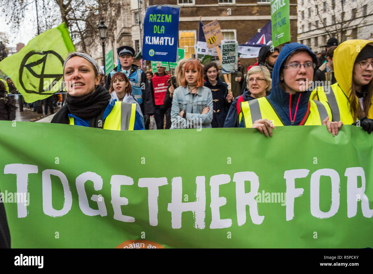 Londra, Regno Unito. Il 1 dicembre del 2018. La campagna contro il cambiamento climatico insieme con i membri di estinzione della ribellione unirsi ad altri gruppi per protestare contro ciò che vedono come un'imminente cambiamento climatico catastrofe e il collasso ecologico e contro fracking e l'espansione dell'aeroporto di Heathrow. Credito: Guy Bell/Alamy Live News Foto Stock