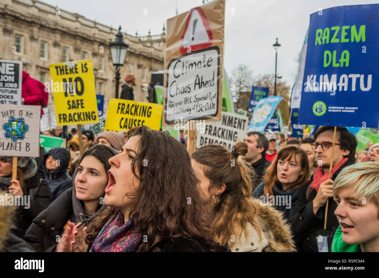 Londra, Regno Unito. Il 1 dicembre del 2018. La campagna contro il cambiamento climatico insieme con i membri di estinzione della ribellione unirsi ad altri gruppi per protestare contro ciò che vedono come un'imminente cambiamento climatico catastrofe e il collasso ecologico e contro fracking e l'espansione dell'aeroporto di Heathrow. Credito: Guy Bell/Alamy Live News Foto Stock