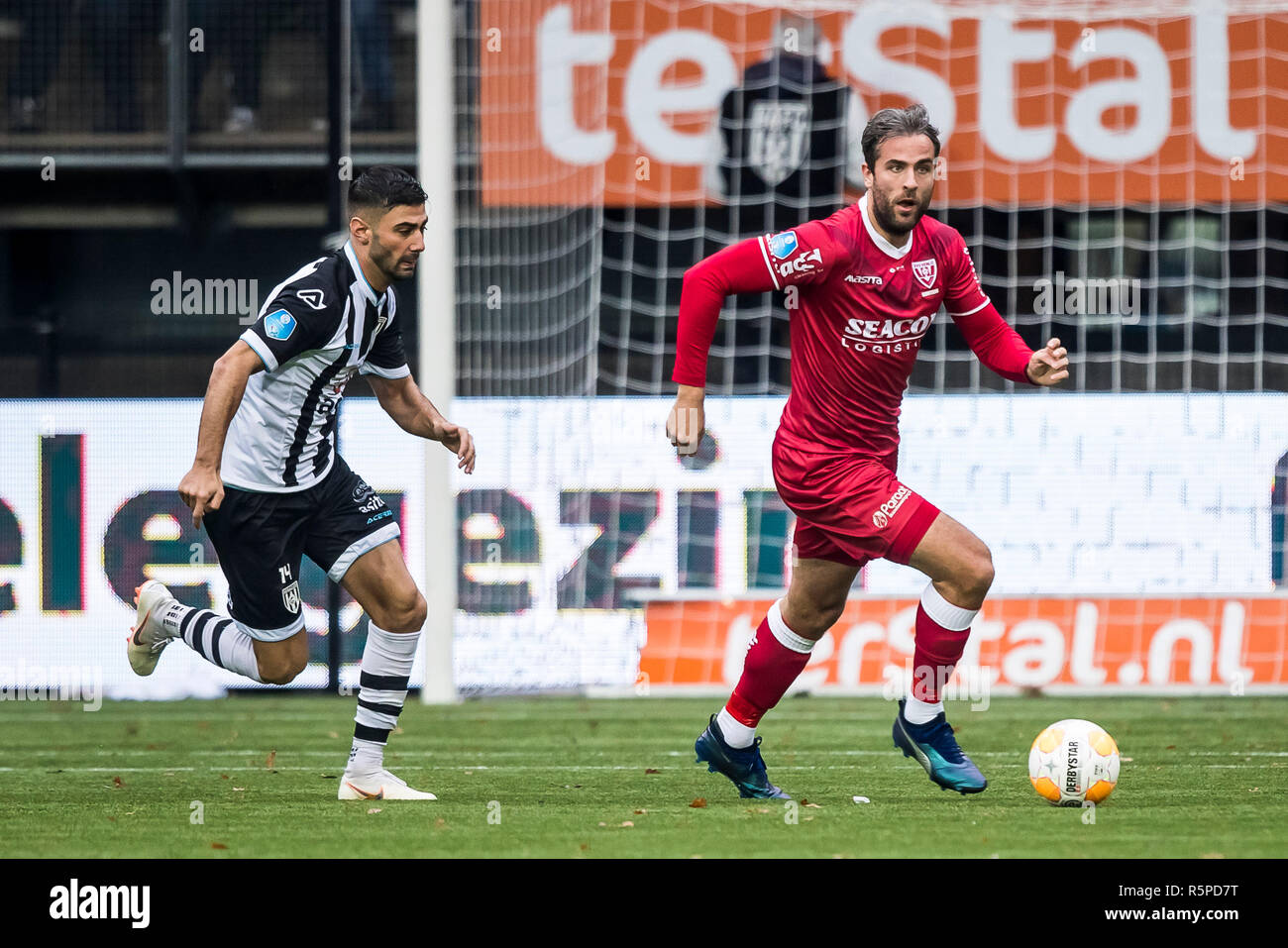 ALMELO, Heracles Almelo - VVV Venlo, calcio, Eredivisie, stagione 2018-2019, 02-12-2018, Polman Stadium, VVV Venlo player Ralf Seuntjens (R), Heracles Almelo player Mohammed Osman (L) Foto Stock