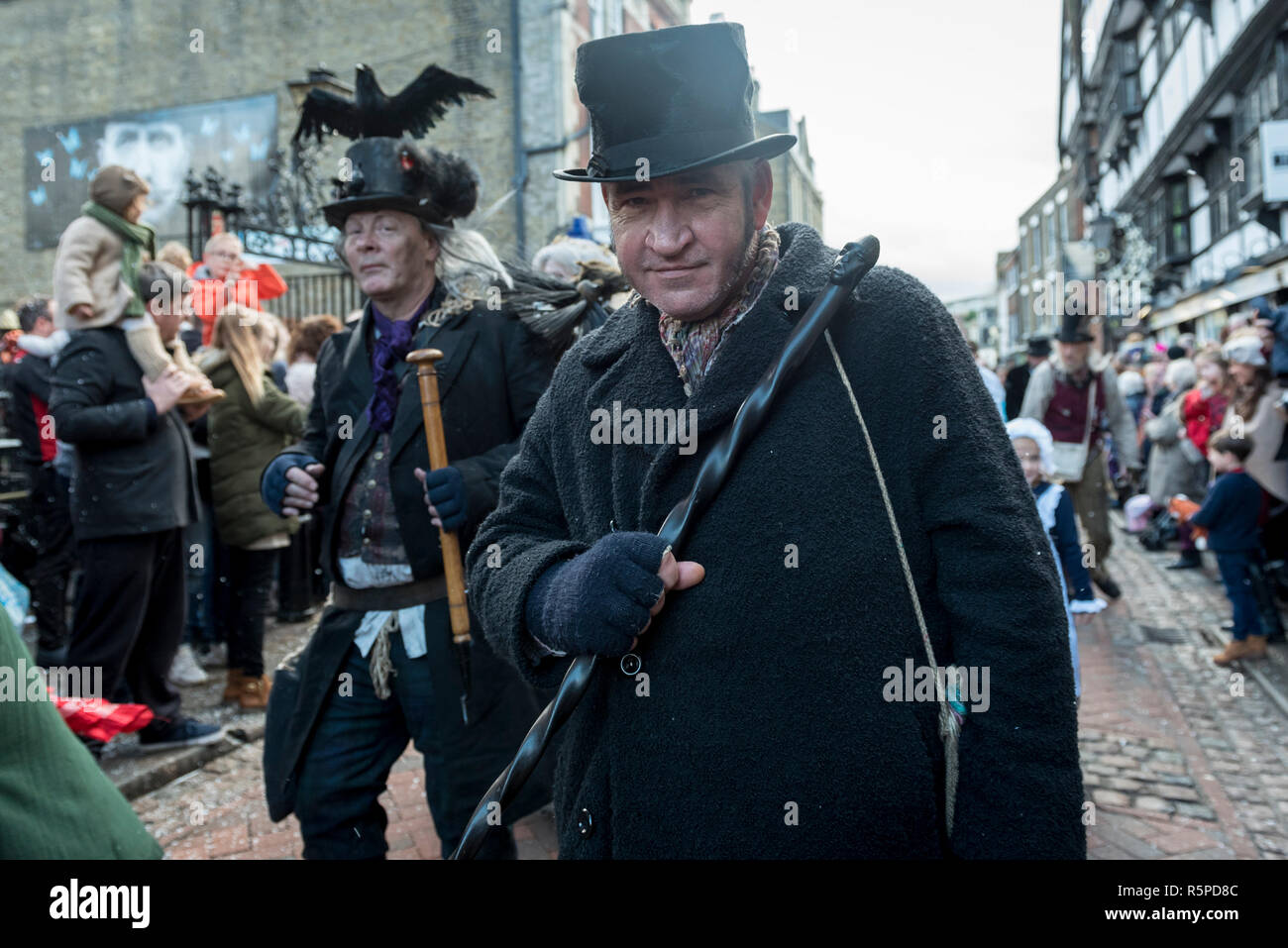 Rochester, Regno Unito. Il 2 dicembre 2018. Un uomo vestito da Bill Sykes prende parte alla Dickensian annuale festa di Natale in Rochester. La città di Kent è dato un makeover Vittoriano per celebrare la vita dello scrittore Charles Dickens (che ha trascorso gran parte della sua vita ci), con a tema Vittoriano street entertainment, sfilate in costume e un mercato di Natale. Credito: Stephen Chung / Alamy Live News Foto Stock