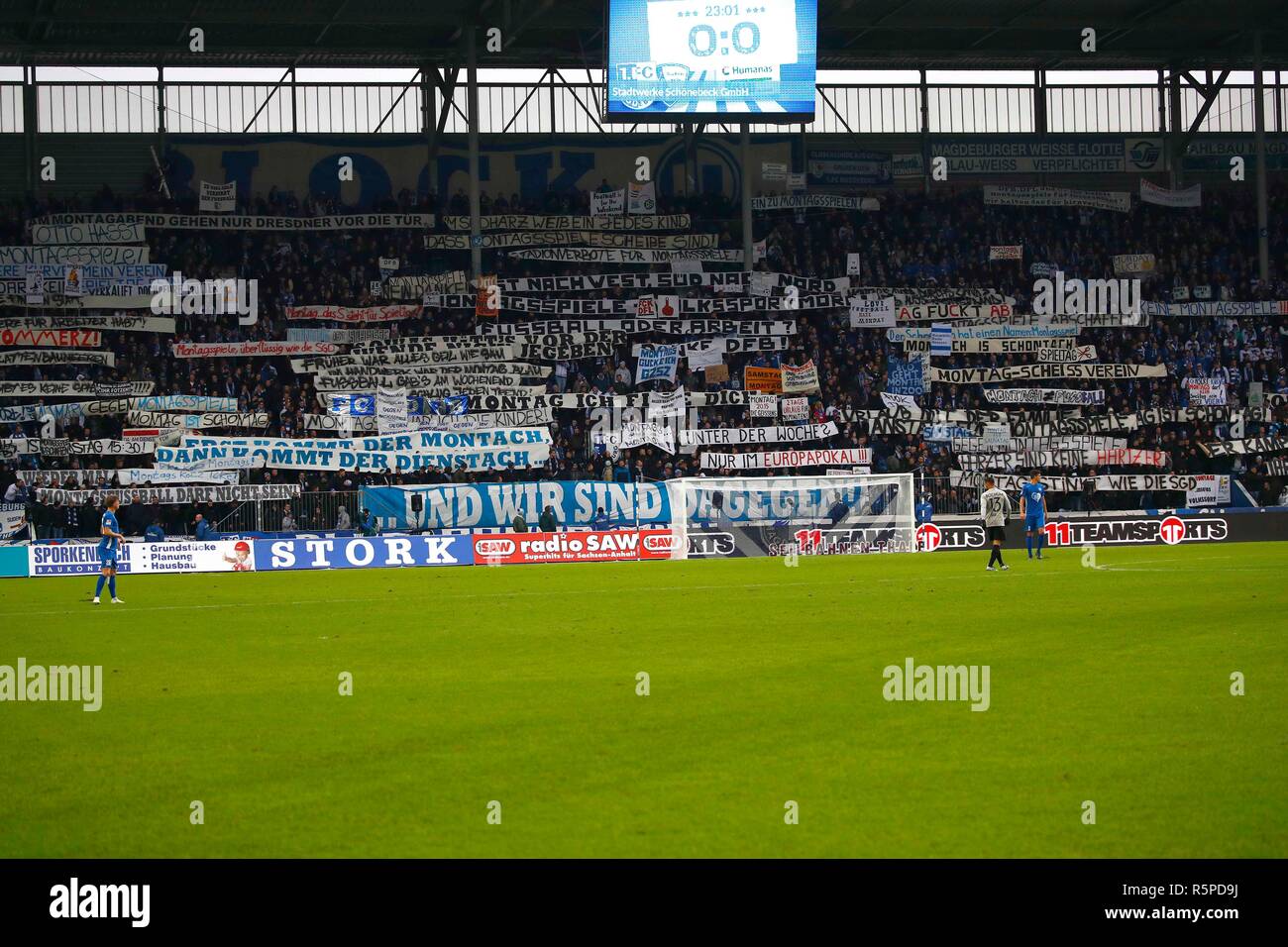 02 dicembre 2018, Sassonia-Anhalt, Magdeburg: Calcio: Seconda Bundesliga, XV Giornata, 1° FC Magdeburg - VfL Bochum nel MDCC-Arena. Magdeburg è un fan protesta con striscioni contro il lunedì giochi. Foto: Joachim Sielski/dpa-Zentralbild/dpa - NOTA IMPORTANTE: In conformità con i requisiti del DFL Deutsche Fußball Liga o la DFB Deutscher Fußball-Bund, è vietato utilizzare o hanno utilizzato fotografie scattate allo stadio e/o la partita in forma di sequenza di immagini e/o video-come sequenze di foto. Foto Stock