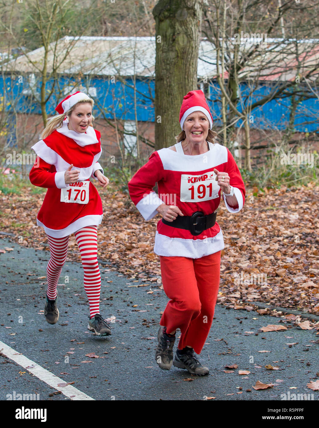 Kidderminster, Regno Unito. 2 dicembre, 2018. Si tratta di quel tempo del nuovo anno come centinaia di esecuzione di Babbo Natale raccogliere insieme a Kidderminster in supporto di Kemp Ospizio annuali di Santa Fun Run. Sia che si tratti della 10k, 5K o 1k run, tutti i corridori sono mettendo il loro piede migliore in avanti e fare un sforzo supremo per aiutare a ottenere per l'ospizio appello. Credito: Lee Hudson/Alamy Live News Foto Stock