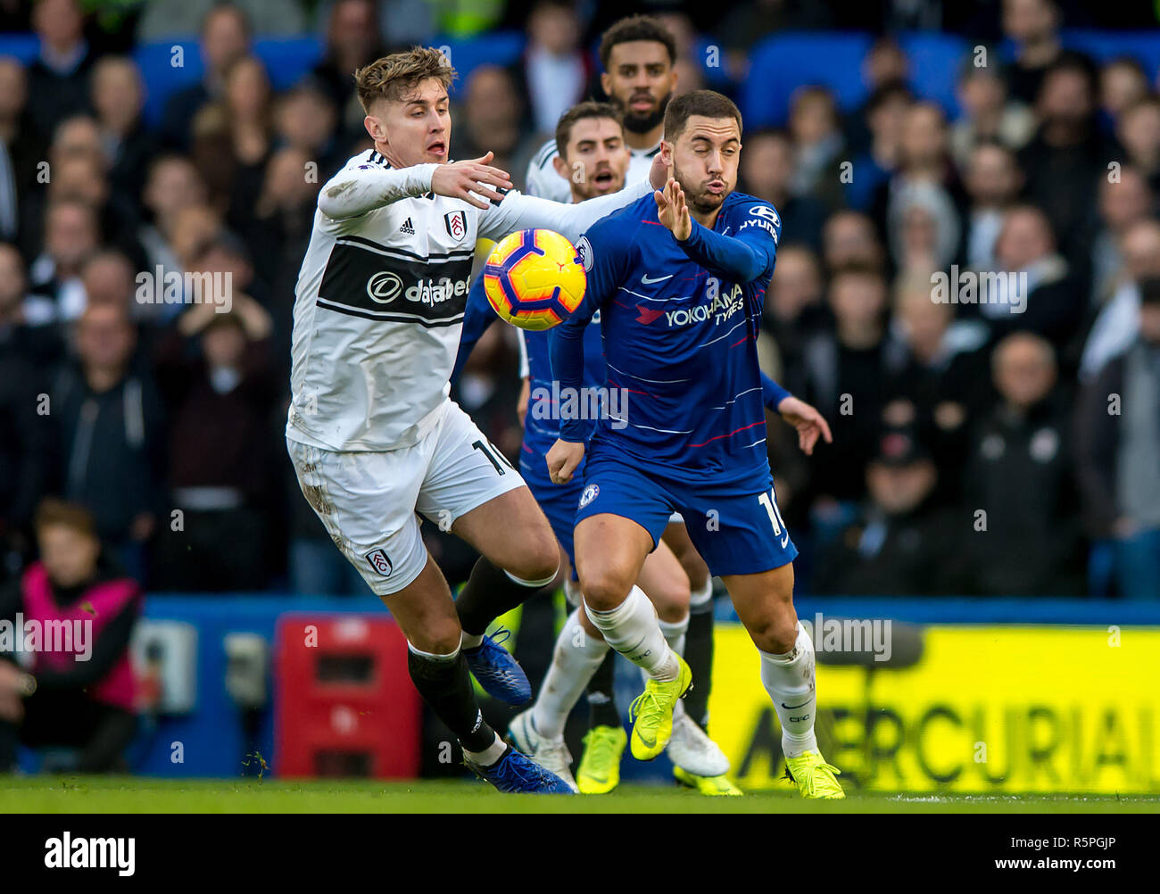 Londra, Regno Unito. 2° dic 2018. Pericolo di Eden di Chelsea e Tom Cairney di Fulham durante il match di Premier League tra Chelsea e Fulham a Stamford Bridge, Londra, Inghilterra il 2 dicembre 2018. Foto di Salvio Calabrese. Credito: THX Immagini/Alamy Live News Foto Stock