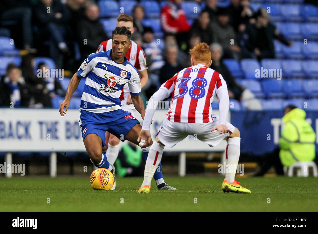 Reading, Regno Unito. 1 Dic 2018. Danny Caricatore di Reading FC è contestata da Ryan Boschi di Stoke City durante il cielo EFL scommessa match del campionato tra lettura e Stoke City al Madejski Stadium, Reading, in Inghilterra il 1 dicembre 2018. Foto di Ken scintille. Solo uso editoriale, è richiesta una licenza per uso commerciale. Nessun uso in scommesse, giochi o un singolo giocatore/club/league pubblicazioni. Credit: UK Sports Pics Ltd/Alamy Live News Foto Stock