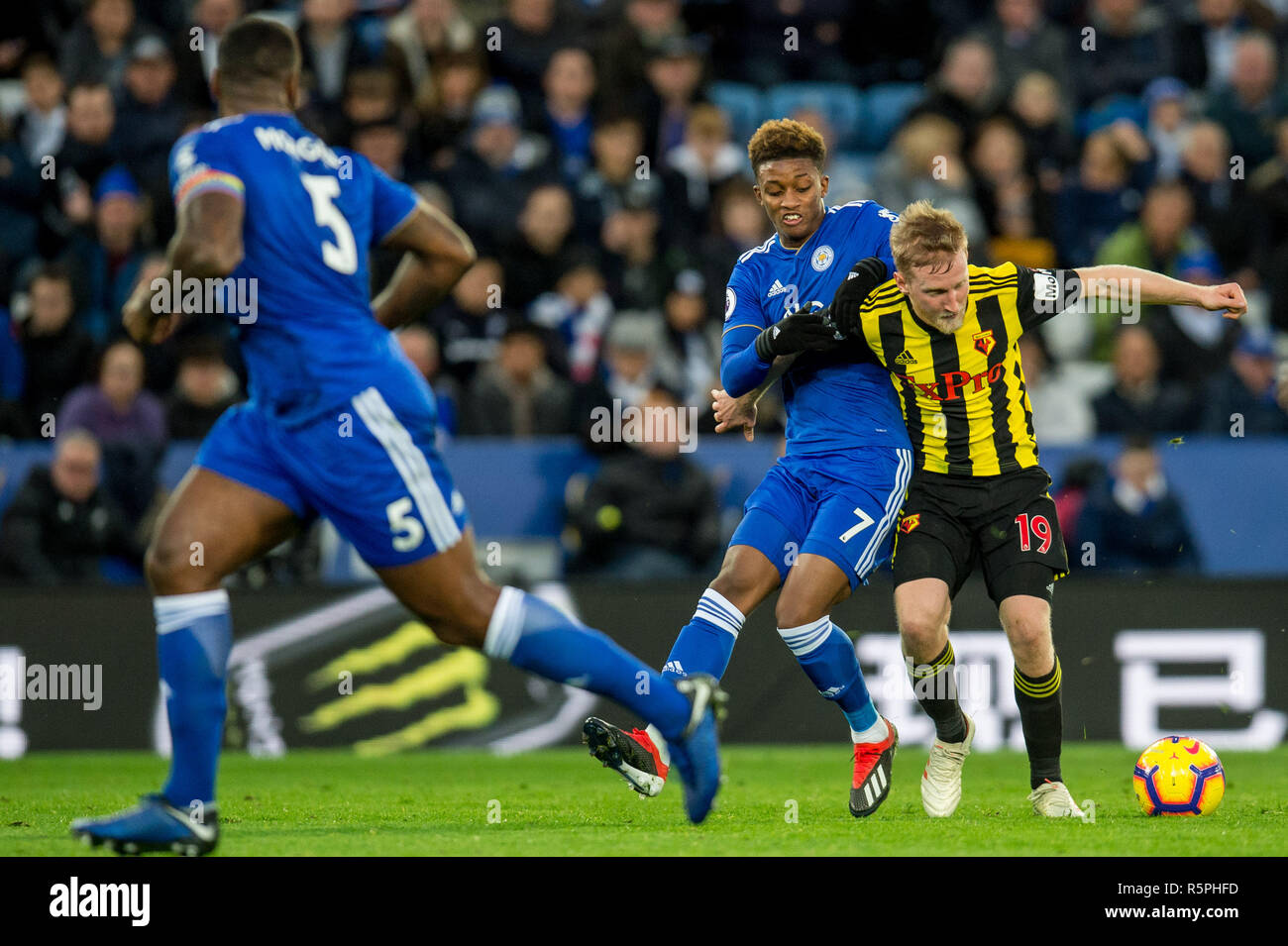 Leicester, Regno Unito. 1 Dic 2018. Grigio Demarai di Leicester City le battaglie con la volontà di Hughes di Watford durante il match di Premier League tra Leicester City e Watford al King Power Stadium, Leicester, Inghilterra il 1 dicembre 2018. Foto di Matteo Buchan Credit: UK Sports Pics Ltd/Alamy Live News Foto Stock