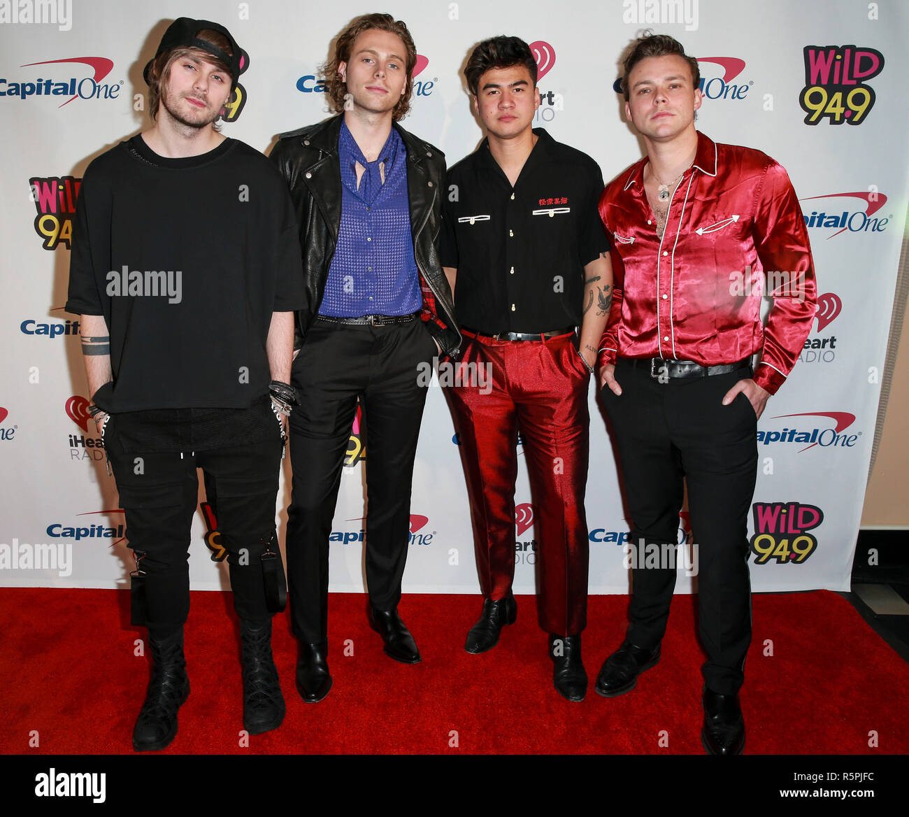 San Francisco, Stati Uniti d'America. 01 Dic, 2018. SAN FRANCISCO, CA - dic 01: (L-R) Michael Clifford, Luca Hemmings, Calum cofano e Ashton Irwin di 5 secondi di estate frequentano WiLD 's 94.9FM Jingle della sfera 2018 presentato dalla capitale uno al Bill Graham Civic Auditorium su dicembre 1, 2018 a San Francisco, California Credit: la foto di accesso/Alamy Live News Foto Stock