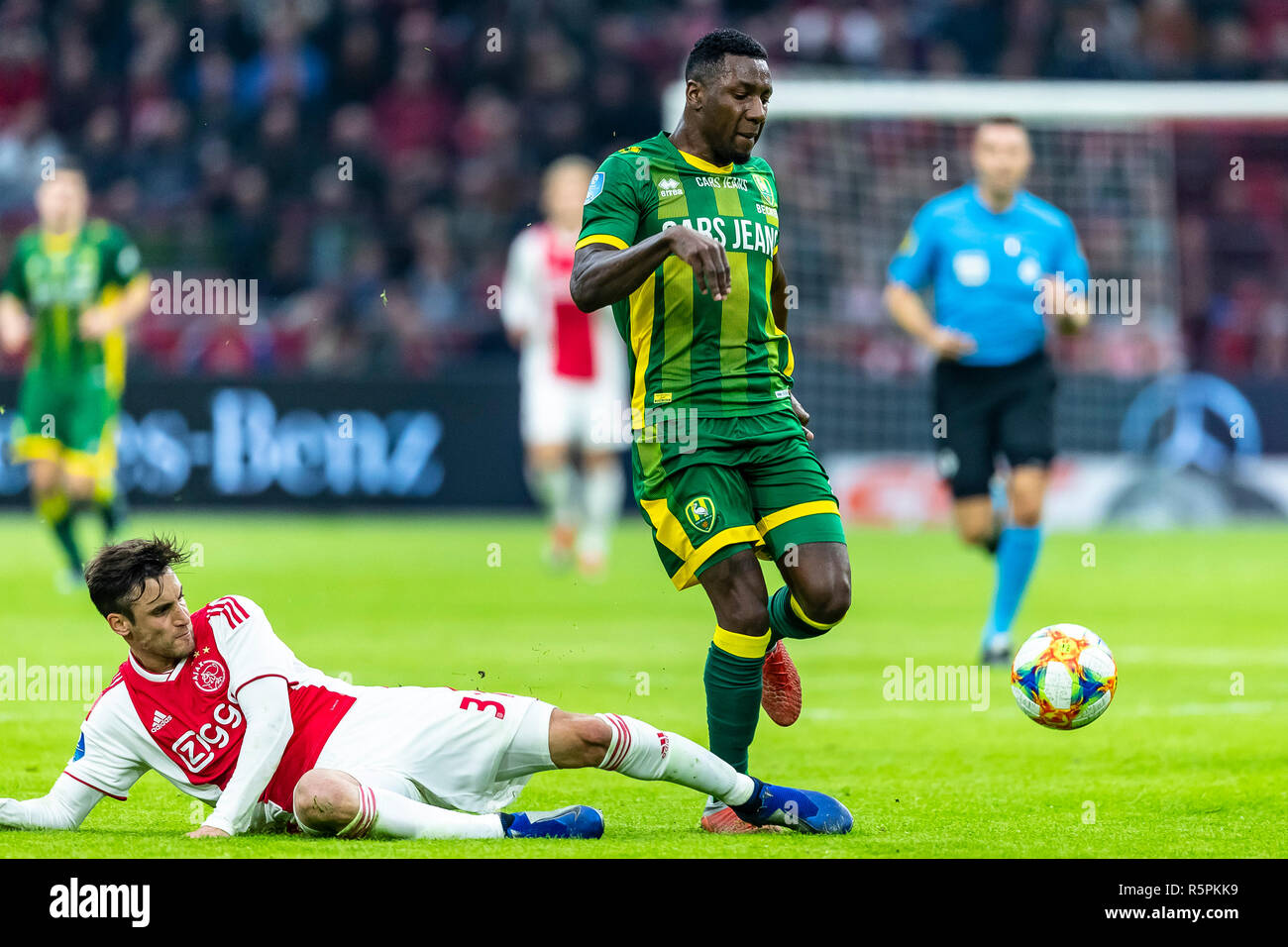 AMSTERDAM, Paesi Bassi, 02-12-2018, calcio, Johan Cruijff ArenA, eredivisie Olandese, stagione 2018/2019, Ajax player Nico Tagliafico (L), ADO Den Haag player Sheraldo Becker (R), durante la partita Ajax - ADO, Punteggio finale : 5-1 Foto Stock