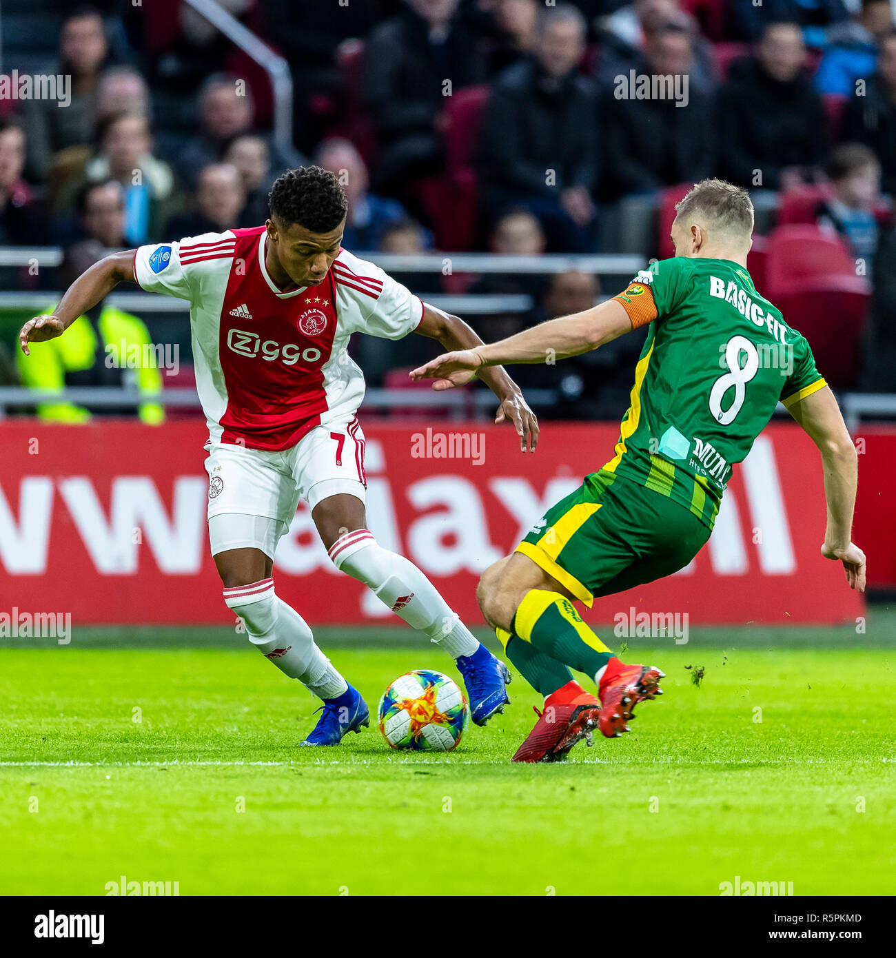 AMSTERDAM, Paesi Bassi, 02-12-2018, calcio, Johan Cruijff ArenA, eredivisie Olandese, stagione 2018/2019, Ajax giocatore David Neres (L), ADO Den Haag player Aaron Meijers (R), durante la partita Ajax - ADO, Punteggio finale : 5-1 Foto Stock