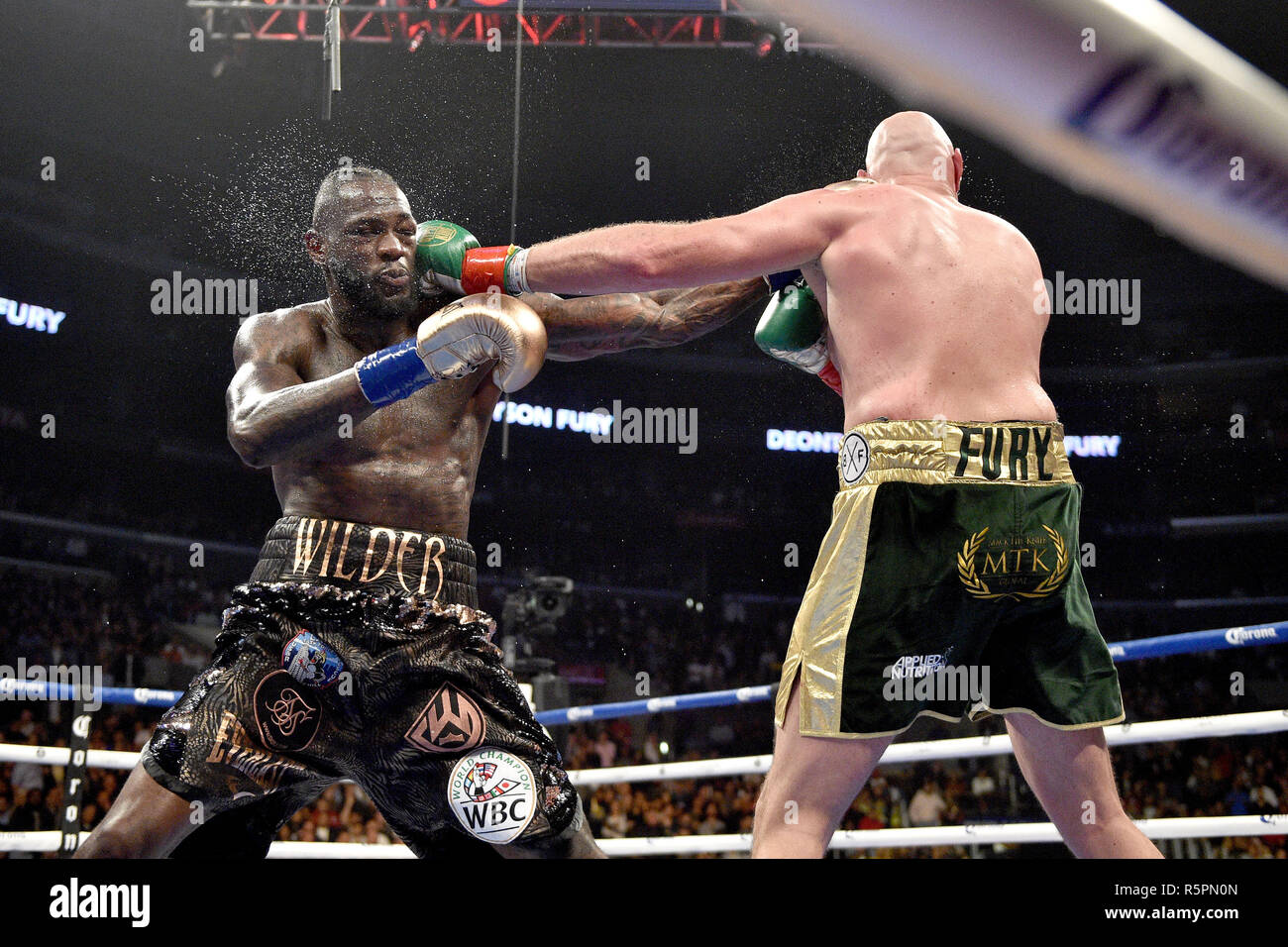 Deontay Wilder e Tyson Fury durante il campionato WBC Heavyweight al The Staples Center di Los Angeles. PREMERE ASSOCIAZIONE foto. Data foto: Sabato 1 dicembre 2018. Scopri la storia della Pennsylvania di boxe a Los Angeles. Il credito fotografico dovrebbe essere: Lionel Hahn/PA filo Foto Stock