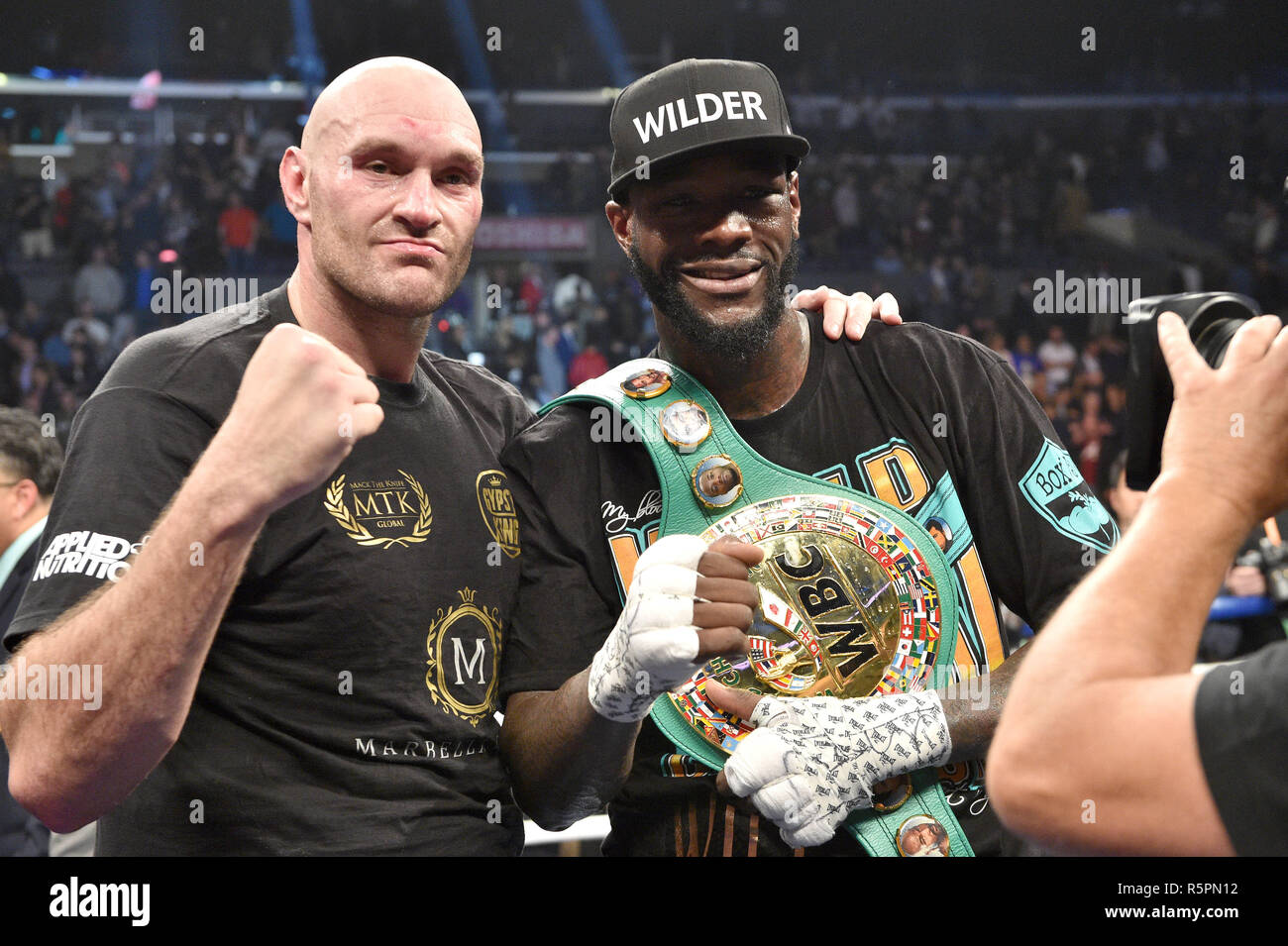 Deontay Wilder e Tyson Fury durante il WBC Heavyweight Championship bout al Staples Center di Los Angeles. Stampa foto di associazione. Picture Data: Sabato 1 dicembre, 2018. Vedere PA storia boxing di Los Angeles. Foto di credito dovrebbe leggere: Lionel Hahn/PA FILO Foto Stock