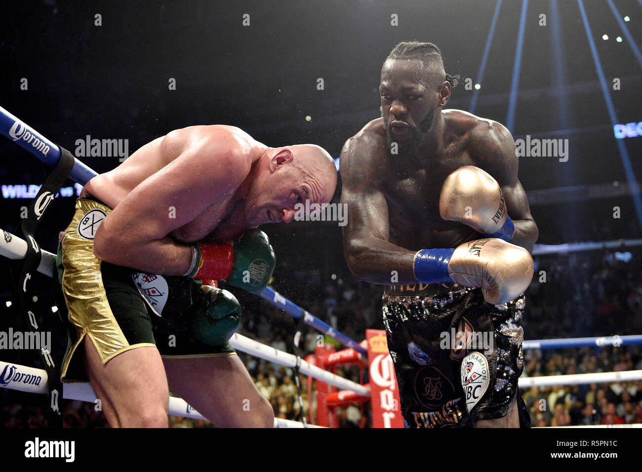 Deontay Wilder e Tyson Fury durante il WBC Heavyweight Championship bout al Staples Center di Los Angeles. Stampa foto di associazione. Picture Data: Sabato 1 dicembre, 2018. Vedere PA storia boxing di Los Angeles. Foto di credito dovrebbe leggere: Lionel Hahn/PA FILO Foto Stock