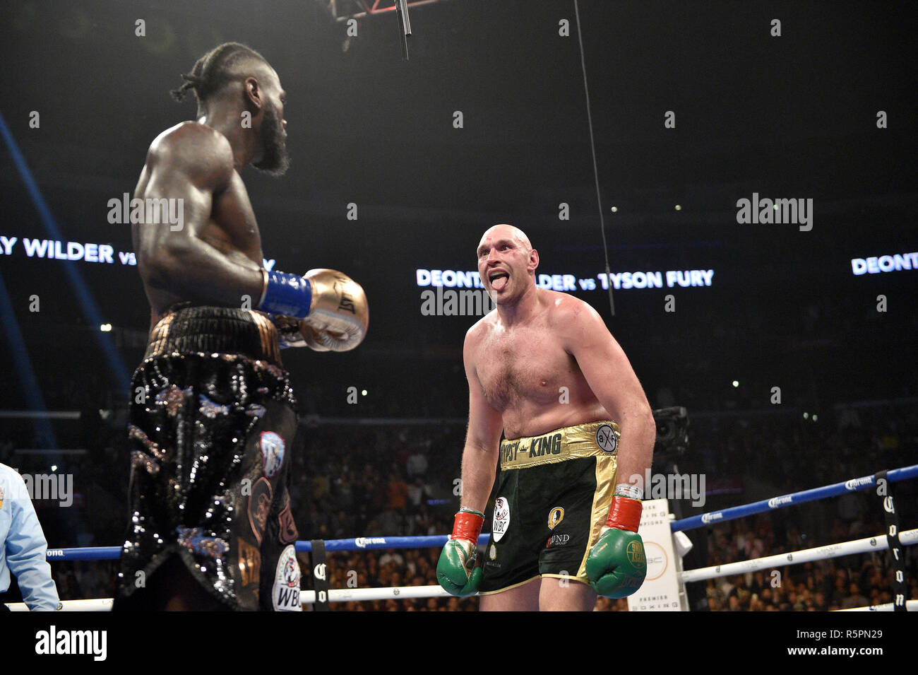 Deontay Wilder e Tyson Fury durante il WBC Heavyweight Championship bout al Staples Center di Los Angeles. Stampa foto di associazione. Picture Data: Sabato 1 dicembre, 2018. Vedere PA storia boxing di Los Angeles. Foto di credito dovrebbe leggere: Lionel Hahn/PA FILO Foto Stock