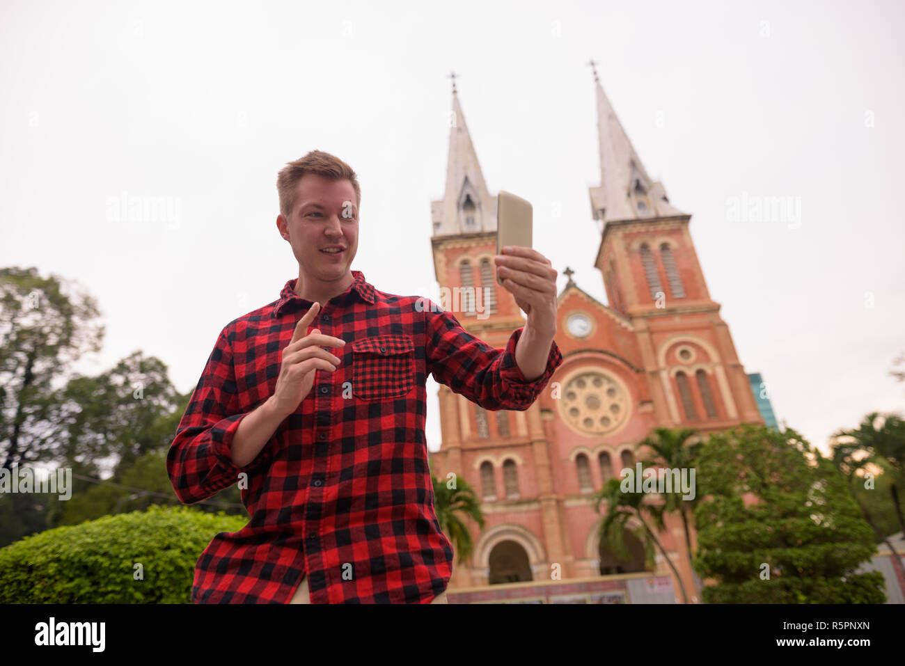 Uomo turistica vlogging con telefono in Ho Chi Minh City Foto Stock