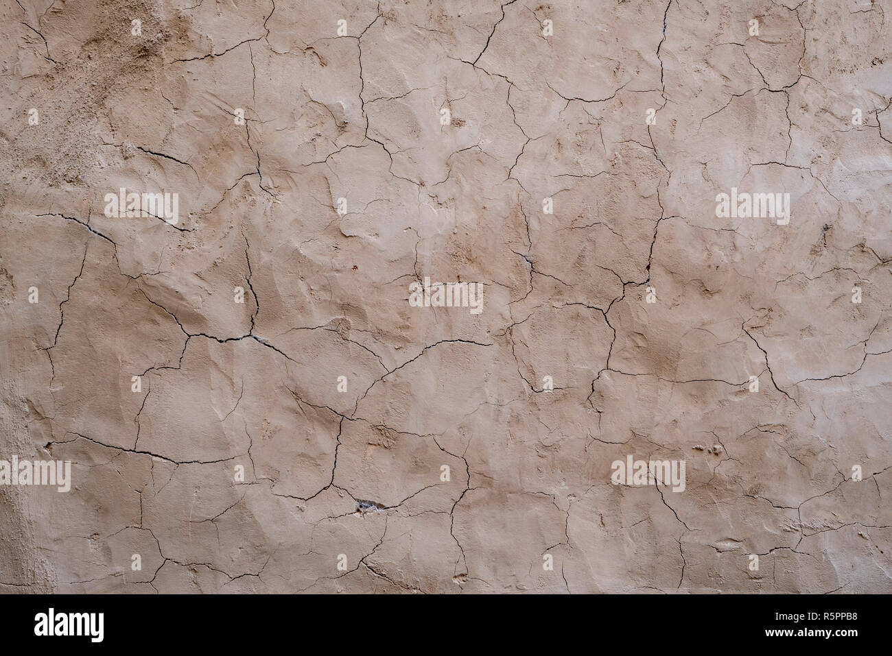 Texture e crepe nel muro di fango la costruzione nel villaggio di montagna di Misfat, Oman Foto Stock