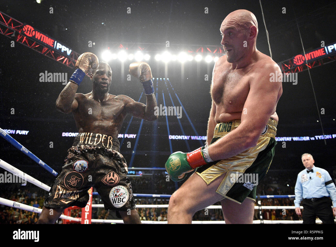 Deontay Wilder e Tyson Fury durante il WBC Heavyweight Championship bout al Staples Center di Los Angeles. Foto Stock