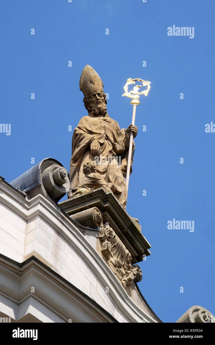 San Martino con il mendicante statua sul portale principale della Basilica di San Martino e Oswald a Weingarten, Germania Foto Stock