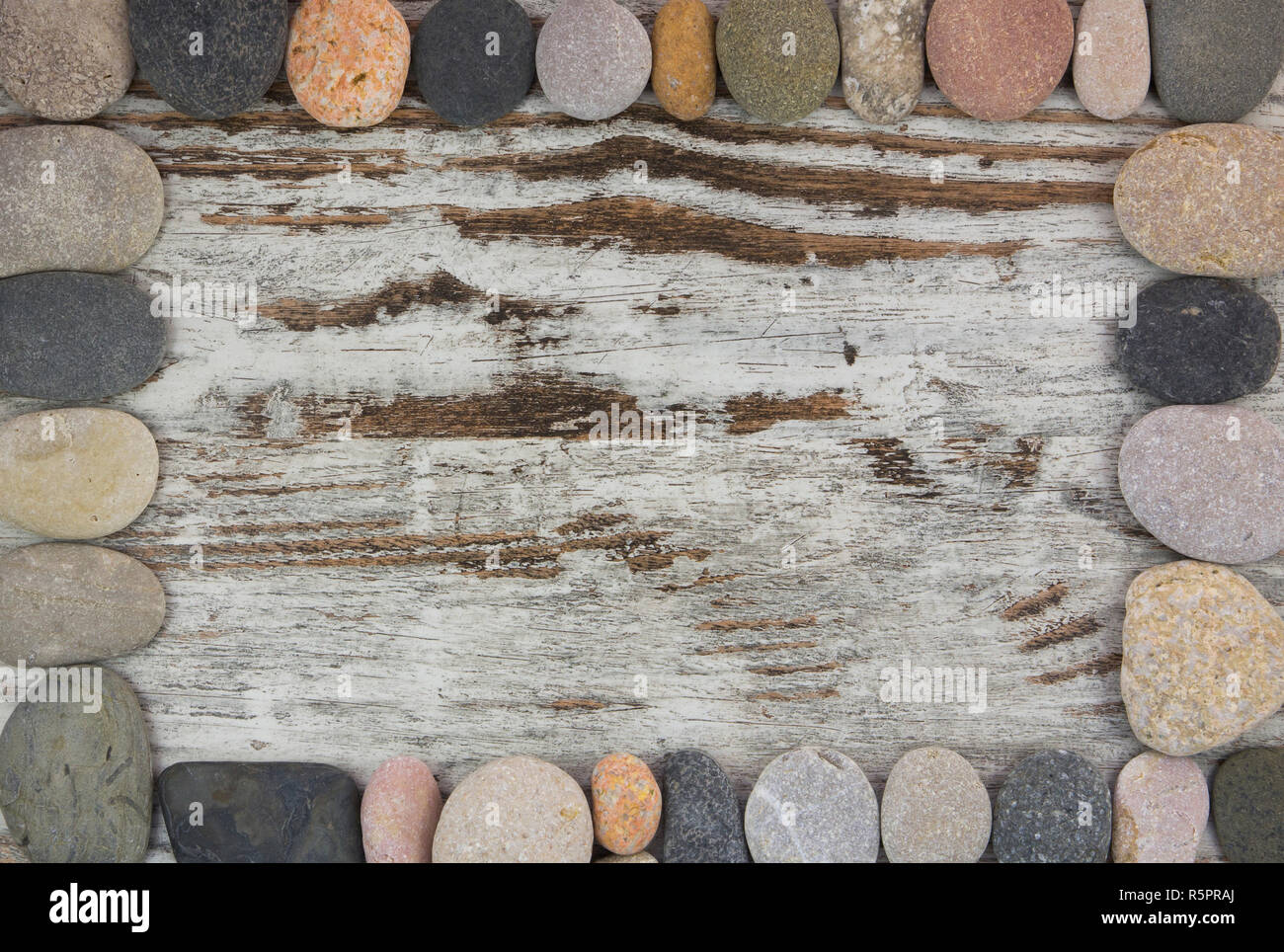 Set di pietre in un telaio composizione, Sfondo legno Foto Stock