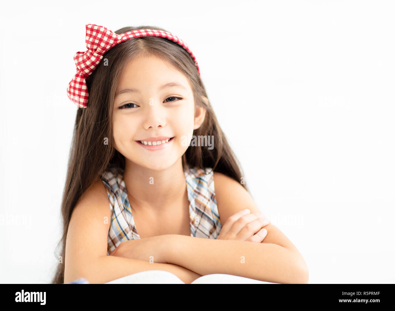 Primo piano della sorridente bambina con capelli lunghi Foto Stock