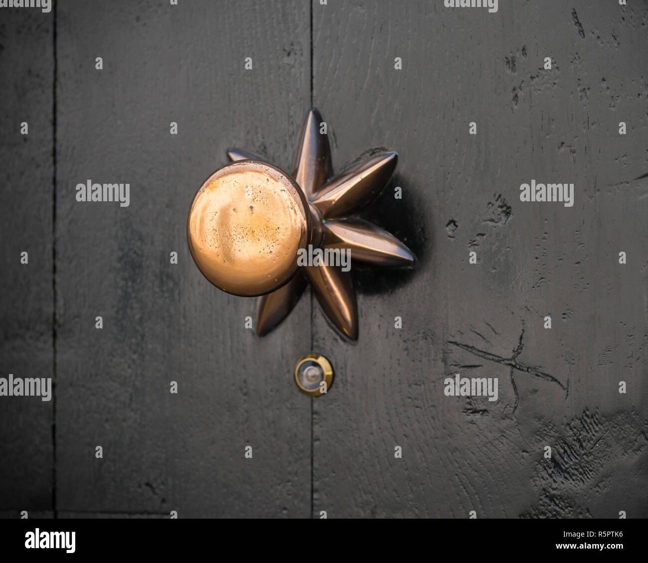 La manopola dello sportello con occhio magico Foto Stock