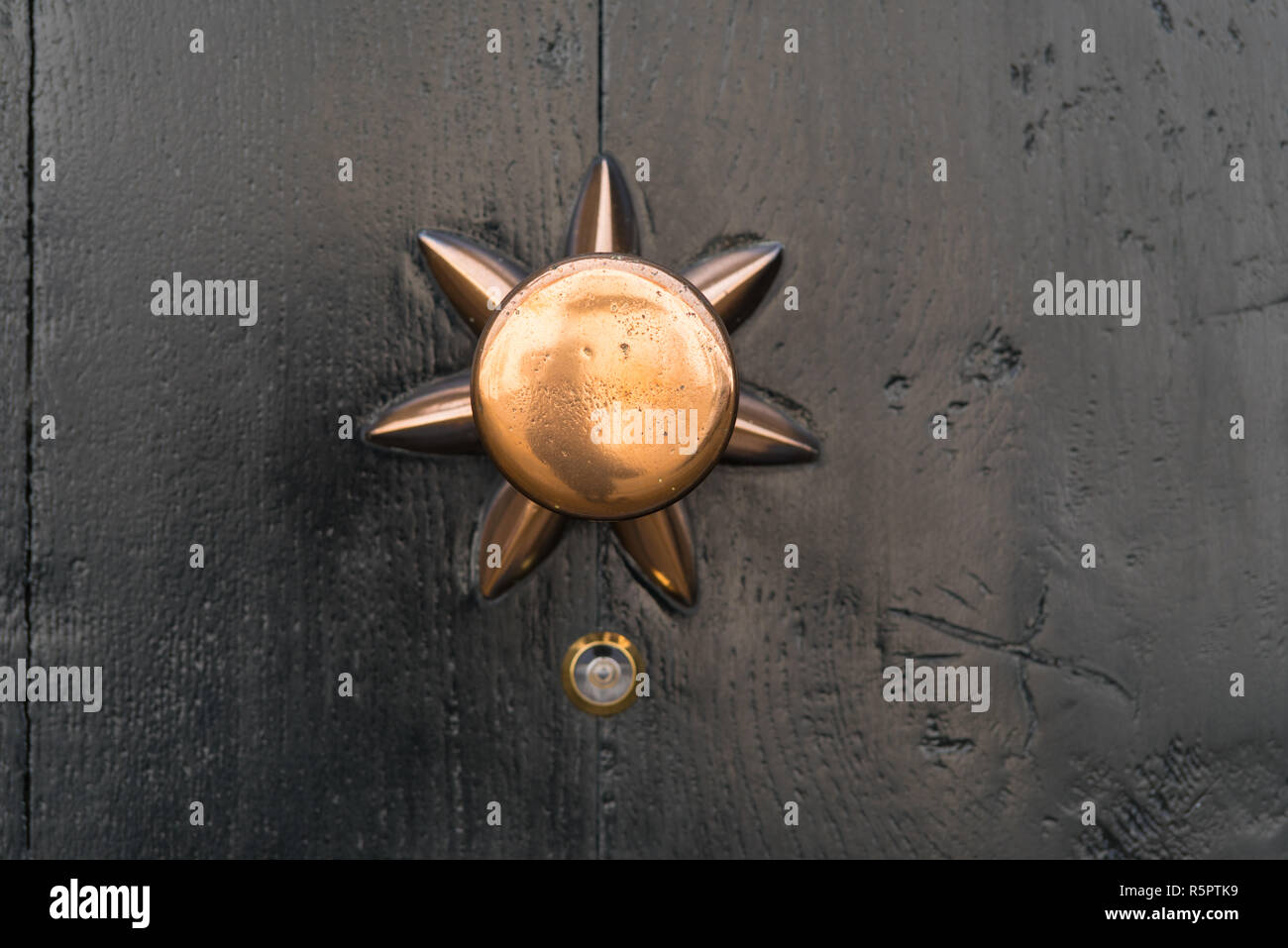 La manopola dello sportello con occhio magico Foto Stock