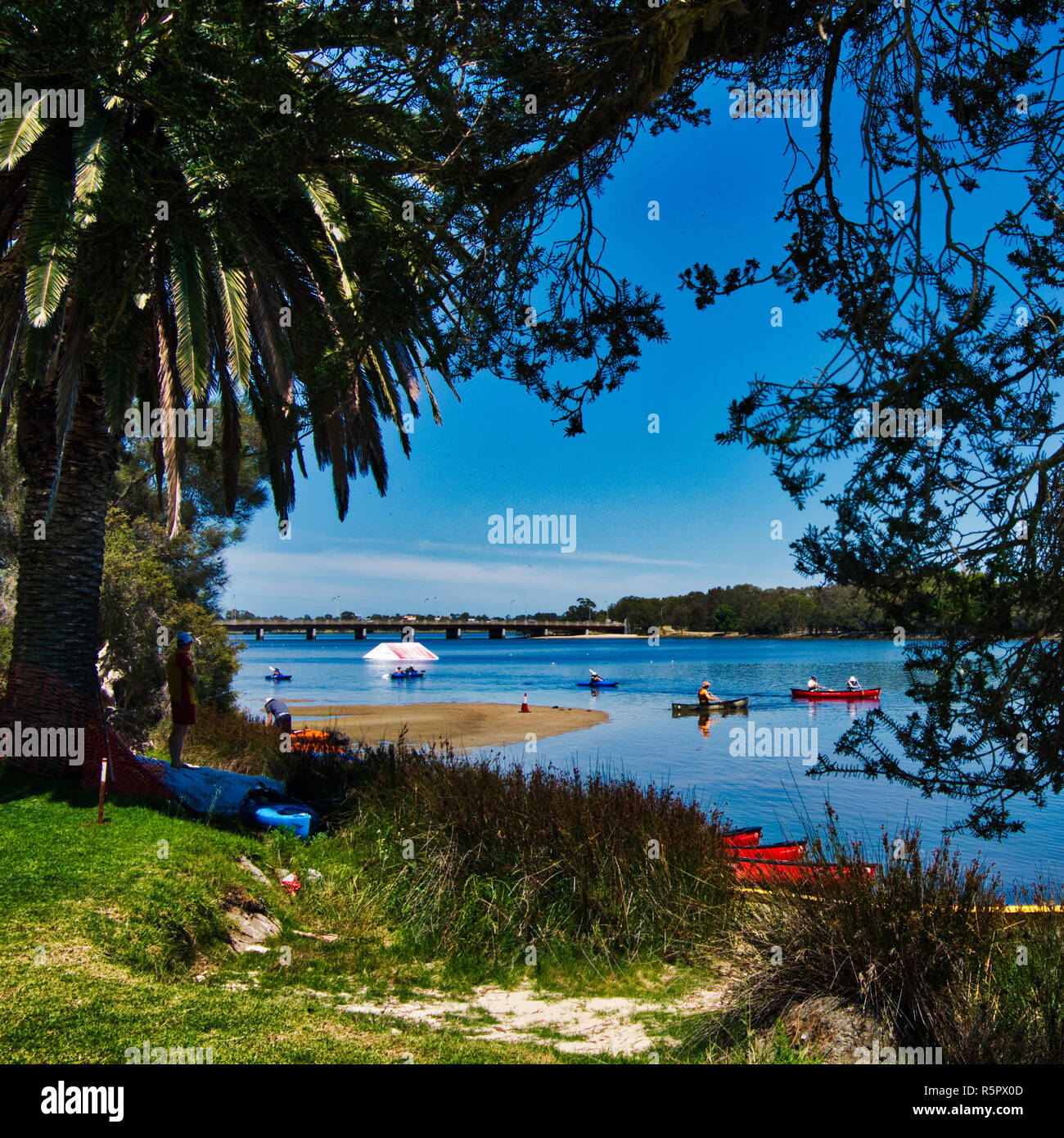 Anziani in canoe sul hanno-a-go giorno nel Burswood Foto Stock