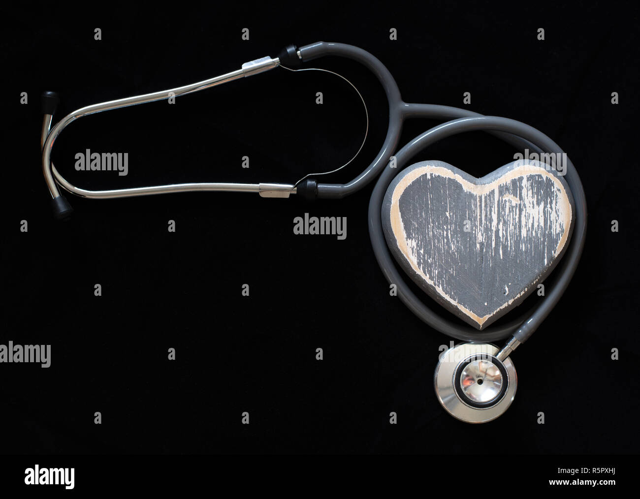 Uno stetoscopio e realizzata a mano con cuore illustrano un cuore sano. Foto Stock