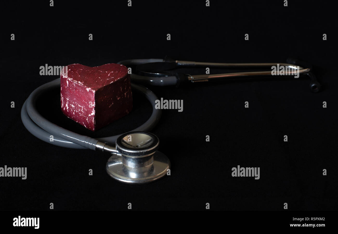 Uno stetoscopio e realizzata a mano con cuore illustrano un cuore sano. Foto Stock