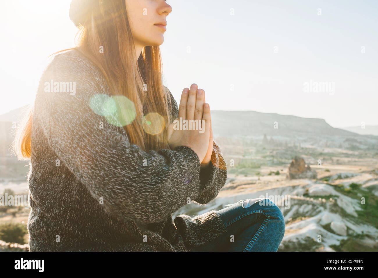 Una ragazza le pratiche yoga o la meditazione o la ricerca di un'anima. Solitudine e scollegato Foto Stock