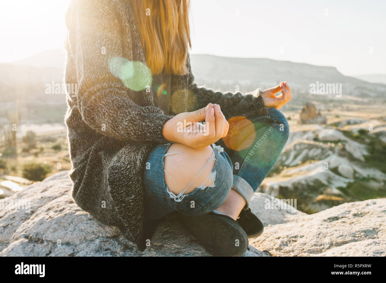 Una ragazza le pratiche yoga o la meditazione o la ricerca di un'anima. Solitudine e scollegato Foto Stock
