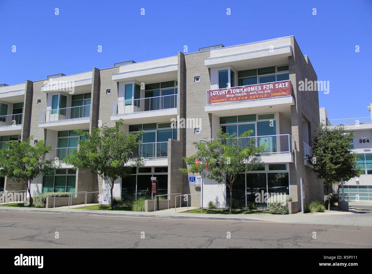 Nuovissimo e moderno bianco residenze di lusso Foto Stock