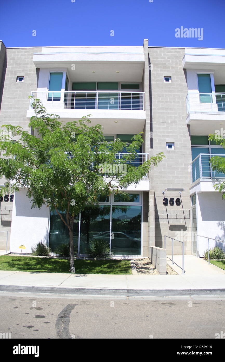 Nuovissimo e moderno bianco residenze di lusso Foto Stock