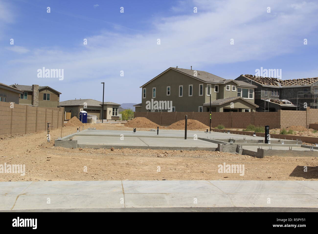 La colata di calcestruzzo per la fondazione di una nuova casa in costruzione in un suburban comunità residenziale Foto Stock